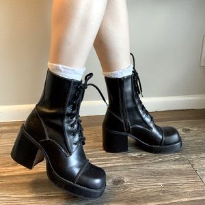 🚫SOLD🚫VINTAGE 90s / Y2K FRYE ‘VILLAGER’ CHUNKY PLATFORM SQUARE TOE BRATZ BOOTS